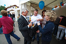 Plakat im Festzelt, der Chevrolet Orlando

Die 3 Z`widern mit viertem Mann

Früh übt sich wer ein Rennfahrer werden will

aber sich für ein Auto zu entscheiden ist schwer

Fuhrpark der KFZ-Mayer in Mauerham

Fuhrpark der KFZ-Mayer in Mauerham

Fuhrpark der KFZ-Mayer in Mauerham

Der Parkplatz war trotz des schlechten Wetters vollgeparkt

Der Parkplatz war trotz des schlechten Wetters vollgeparkt

Fuhrpark der KFZ-Mayer in Mauerham

Plakate im alten und neuem Chevrolet-Design

Hildegard Mayer beim Systemmarketing Stand

Von den Süßigkeiten war am Ende nichts mehr über

Die Technik vom Systemmarketing Stand ist vorbereitet

Firma Systemmarketing gratuliert zu 20 Jahren KFZ Mayer, mit Blumen...

... und einer großen Flasche Bier

Gar nicht so leicht sie loszulassen

Blumenstrauß und Bier - so gratulieren wir: Systemmarketing GmbH

Gruppenfoto Hildegard und Michael Mayer mit dem Team der Systemmarketing GmbH und Verena

99 Luftballons, aber sie fliegen noch nicht am Horizont

Links Hindernissparcours für die Rauschbrille und geradeaus das Festzelt

CardioZone & Adventuressport

Adventure-Sport Stand 

Die Neuwagenausstellung im Keller war eine Besichtigung wert

Die 3 Z`widern

Die Belegschaft von KFZ-Mayer zur allgemeinen Begrüßung auf der Bühne

Die Belegschaft von KFZ-Mayer zur allgemeinen Begrüßung auf der Bühne

Der Systemmarketing Stand war gut besucht

Der Systemmarketing Stand war gut besucht

Herr Steiner erhielt zum 60. Geburtstag ein Präsent von KFZ-Mayer

und von der Systemmarketing GmbH einen Gutschein für ein Wellness-Wochenende

KFZ-Mayer und Systemmarketing GmbH wünschten dem Geburtstagskind alles Gute

Das Fest war gut besucht

Noch schnell mal einen Soundcheck

Die Band von Claudia Koreck steht schon bereit

Claudia Koreck und Band sorgten für Stimmung im Festzelt

Claudia Koreck und Band sorgten für Stimmung im Festzelt

Claudia Koreck und Band sorgten für Stimmung im Festzelt

Das ganze Zelt war voll

Nebst interessierten, auch desinteressierte Gesichter

Claudia Koreck und Band

Claudia Koreck und Band

Nach dem Konzert eine kleine Ansprache von Hans Mayer

Ein Dank an die Familie Graewert und Koreck für gute Zusammenarbeit

Blumen für die Damen, Rucksäcke für die Herren und das BobbyCar für den Nachwuchs

Kurze Worte von Moderator Hans Mayer

Die 3 Z`widern

Die 3 Z`widern

Vor der Preisverteilung wurde der 1. Preis ins Festzelt gefahren

Kurze Worte zum Ablauf und begrüßung der Notare

Ehrung der 1. Kunden die ein ganzes Auto gekauft haben

Diese 2 haben richtig geschätzt wieviele Bälle im Chevrolet Orlando waren: 138 Stück

Glücksfee Verena darf gleich die Lose ziehen

Michael Mayer auf der Bühne

Ein paar Worte vom Notar zur Verlosung

Michael Mayer liest gleich die gezogenen Nummern vor

Mitarbeiter von KFZ-Mayer holen jeweils die Preise aus dem Auto

Ablauf einer Glücksfee: Nummer ziehen und dem Notar zeigen

Warten auf den Gewinner

Michael und Hans Mayer hatten viel Spaß bei der Moderation

Obligatorischer Nummern-Vergleich und notieren der Adresse der Gewinner/in

Schön weggucken und ne neue Nummer ziehen

Nummer zum vorlesen überreichen

Blumenschmuck auf der Bühne

Blumenschmuck auf der Bühne

Warten auf die neue Ziehung: Beide Notare, Hildegard Mayer und Glücksfee Verena

Insgesamt gab es 30 Preise zu gewinnen

Kurze Erfrischung auf der Bühne

Und weiter im Programm

Die Besucher im Zelt warten schon gespannt auf die nächste Nummer

Langsam nähern wir uns dem Ende

Insgesamt gab es mehr weibliche als männliche Gewinner

Nächster Preis: Rucksäcke mit Inhalt

Nummernvergleich beim Notar und gleich danch erhält der Gewinner seinen Picknickkorb

Michael Mayer bei der nächsten Nummer

Und wieder ein Gewinner

Wer im Zelt keinen Platz mehr hatte stand vorm Eingang

Prost

Prost

Spannung pur

Kleine Pause mit einer Darbietung von den 3 Z`widern

das nächste Los

Warten auf den Gewinner

Wer sich wohl meldet

Gespannte Gesichter

Durch eine kurzfristige Spende gabs zwei zweite Preise

Der 1. zweite Preis ein Gutschein für ein Wellness Wochenende

Ziehung des 2. zweiten Preises

Nummernübergabe

Der 2. zweite Preis war ein Rundflug mit dem Xcitor 

Ums spannend zu machen: Pause vorm großen Finale

Instruktionen an die Glücksfee

Applaus an die 3 Z´widern

Schön weggucken beim Gewinnerlos

Dem Notar zur Ansicht zeigen

Alles in Ordnung, jetzt kanns gleich verlesen werden

So, wer ist wohl der glückliche Gewinner?

Blick in die Runde wo der Gewinner auftaucht.

Kurzes Warten auf den Gewinner

Foto mit dem Gewinner des Chevrolet Sparks mit Michael und Hildegard Mayer und Glücksfee Verena

Nach der Verlosung wurde das Zelt schnell leerer

Das Wort geht an den Herrn Notar

Abschließende Worte von Moderator Hans Mayer

Begutachtung des Gewinns

Probesitzen

Wie sich unser Gewinner jetzt wohl fühlt !?

Der Tag danach - soviele Geschenke gab es

Was für ein Wetter - das hätte man gestern haben müssen

Fuhrpark im Sonnenschein

Vereinzelt stehen noch Autos auf dem Parkplatz

Wir bedanken uns bei allen Besuchern - es war ein tolles Fest