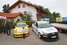 Plakat im Festzelt, der Chevrolet Orlando

Die 3 Z`widern mit viertem Mann

Früh übt sich wer ein Rennfahrer werden will

aber sich für ein Auto zu entscheiden ist schwer

Fuhrpark der KFZ-Mayer in Mauerham

Fuhrpark der KFZ-Mayer in Mauerham

Fuhrpark der KFZ-Mayer in Mauerham

Der Parkplatz war trotz des schlechten Wetters vollgeparkt

Der Parkplatz war trotz des schlechten Wetters vollgeparkt

Fuhrpark der KFZ-Mayer in Mauerham

Plakate im alten und neuem Chevrolet-Design

Hildegard Mayer beim Systemmarketing Stand

Von den Süßigkeiten war am Ende nichts mehr über

Die Technik vom Systemmarketing Stand ist vorbereitet

Firma Systemmarketing gratuliert zu 20 Jahren KFZ Mayer, mit Blumen...

... und einer großen Flasche Bier

Gar nicht so leicht sie loszulassen

Blumenstrauß und Bier - so gratulieren wir: Systemmarketing GmbH

Gruppenfoto Hildegard und Michael Mayer mit dem Team der Systemmarketing GmbH und Verena

99 Luftballons, aber sie fliegen noch nicht am Horizont

Links Hindernissparcours für die Rauschbrille und geradeaus das Festzelt

CardioZone & Adventuressport

Adventure-Sport Stand 

Die Neuwagenausstellung im Keller war eine Besichtigung wert

Die 3 Z`widern

Die Belegschaft von KFZ-Mayer zur allgemeinen Begrüßung auf der Bühne

Die Belegschaft von KFZ-Mayer zur allgemeinen Begrüßung auf der Bühne

Der Systemmarketing Stand war gut besucht

Der Systemmarketing Stand war gut besucht

Herr Steiner erhielt zum 60. Geburtstag ein Präsent von KFZ-Mayer

und von der Systemmarketing GmbH einen Gutschein für ein Wellness-Wochenende

KFZ-Mayer und Systemmarketing GmbH wünschten dem Geburtstagskind alles Gute

Das Fest war gut besucht

Noch schnell mal einen Soundcheck

Die Band von Claudia Koreck steht schon bereit

Claudia Koreck und Band sorgten für Stimmung im Festzelt

Claudia Koreck und Band sorgten für Stimmung im Festzelt

Claudia Koreck und Band sorgten für Stimmung im Festzelt

Das ganze Zelt war voll

Nebst interessierten, auch desinteressierte Gesichter

Claudia Koreck und Band

Claudia Koreck und Band

Nach dem Konzert eine kleine Ansprache von Hans Mayer

Ein Dank an die Familie Graewert und Koreck für gute Zusammenarbeit

Blumen für die Damen, Rucksäcke für die Herren und das BobbyCar für den Nachwuchs

Kurze Worte von Moderator Hans Mayer

Die 3 Z`widern

Die 3 Z`widern

Vor der Preisverteilung wurde der 1. Preis ins Festzelt gefahren

Kurze Worte zum Ablauf und begrüßung der Notare

Ehrung der 1. Kunden die ein ganzes Auto gekauft haben

Diese 2 haben richtig geschätzt wieviele Bälle im Chevrolet Orlando waren: 138 Stück

Glücksfee Verena darf gleich die Lose ziehen

Michael Mayer auf der Bühne

Ein paar Worte vom Notar zur Verlosung

Michael Mayer liest gleich die gezogenen Nummern vor

Mitarbeiter von KFZ-Mayer holen jeweils die Preise aus dem Auto

Ablauf einer Glücksfee: Nummer ziehen und dem Notar zeigen

Warten auf den Gewinner

Michael und Hans Mayer hatten viel Spaß bei der Moderation

Obligatorischer Nummern-Vergleich und notieren der Adresse der Gewinner/in

Schön weggucken und ne neue Nummer ziehen

Nummer zum vorlesen überreichen

Blumenschmuck auf der Bühne

Blumenschmuck auf der Bühne

Warten auf die neue Ziehung: Beide Notare, Hildegard Mayer und Glücksfee Verena

Insgesamt gab es 30 Preise zu gewinnen

Kurze Erfrischung auf der Bühne

Und weiter im Programm

Die Besucher im Zelt warten schon gespannt auf die nächste Nummer

Langsam nähern wir uns dem Ende

Insgesamt gab es mehr weibliche als männliche Gewinner

Nächster Preis: Rucksäcke mit Inhalt

Nummernvergleich beim Notar und gleich danch erhält der Gewinner seinen Picknickkorb

Michael Mayer bei der nächsten Nummer

Und wieder ein Gewinner

Wer im Zelt keinen Platz mehr hatte stand vorm Eingang

Prost

Prost

Spannung pur

Kleine Pause mit einer Darbietung von den 3 Z`widern

das nächste Los

Warten auf den Gewinner

Wer sich wohl meldet

Gespannte Gesichter

Durch eine kurzfristige Spende gabs zwei zweite Preise

Der 1. zweite Preis ein Gutschein für ein Wellness Wochenende

Ziehung des 2. zweiten Preises

Nummernübergabe

Der 2. zweite Preis war ein Rundflug mit dem Xcitor 

Ums spannend zu machen: Pause vorm großen Finale

Instruktionen an die Glücksfee

Applaus an die 3 Z´widern

Schön weggucken beim Gewinnerlos

Dem Notar zur Ansicht zeigen

Alles in Ordnung, jetzt kanns gleich verlesen werden

So, wer ist wohl der glückliche Gewinner?

Blick in die Runde wo der Gewinner auftaucht.

Kurzes Warten auf den Gewinner

Foto mit dem Gewinner des Chevrolet Sparks mit Michael und Hildegard Mayer und Glücksfee Verena

Nach der Verlosung wurde das Zelt schnell leerer

Das Wort geht an den Herrn Notar

Abschließende Worte von Moderator Hans Mayer

Begutachtung des Gewinns

Probesitzen

Wie sich unser Gewinner jetzt wohl fühlt !?

Der Tag danach - soviele Geschenke gab es

Was für ein Wetter - das hätte man gestern haben müssen

Fuhrpark im Sonnenschein

Vereinzelt stehen noch Autos auf dem Parkplatz

Wir bedanken uns bei allen Besuchern - es war ein tolles Fest