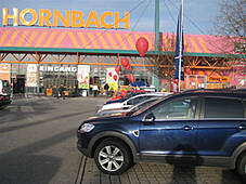 Chevrolet Matiz zeigt seine ganze Pracht. 

Nimmt der etwa einen Schluck Punsch ??? 

Auch der Chevrolet Captiva glänzt. 

Ja beim Hornbach waren wir. 

Auch unsere schöne Chevroltfahne hatten wir dabei. 

Fast wären uns die Autos wegen den vielen Luftballons weggeflogen. 

Fast wären uns die Autos wegen den vielen Luftballons weggeflogen.