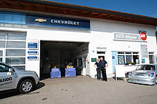 Plakat im Festzelt, der Chevrolet Orlando

Die 3 Z`widern mit viertem Mann

Früh übt sich wer ein Rennfahrer werden will

aber sich für ein Auto zu entscheiden ist schwer

Fuhrpark der KFZ-Mayer in Mauerham

Fuhrpark der KFZ-Mayer in Mauerham

Fuhrpark der KFZ-Mayer in Mauerham

Der Parkplatz war trotz des schlechten Wetters vollgeparkt

Der Parkplatz war trotz des schlechten Wetters vollgeparkt

Fuhrpark der KFZ-Mayer in Mauerham

Plakate im alten und neuem Chevrolet-Design

Hildegard Mayer beim Systemmarketing Stand

Von den Süßigkeiten war am Ende nichts mehr über

Die Technik vom Systemmarketing Stand ist vorbereitet

Firma Systemmarketing gratuliert zu 20 Jahren KFZ Mayer, mit Blumen...

... und einer großen Flasche Bier

Gar nicht so leicht sie loszulassen

Blumenstrauß und Bier - so gratulieren wir: Systemmarketing GmbH

Gruppenfoto Hildegard und Michael Mayer mit dem Team der Systemmarketing GmbH und Verena

99 Luftballons, aber sie fliegen noch nicht am Horizont

Links Hindernissparcours für die Rauschbrille und geradeaus das Festzelt

CardioZone & Adventuressport

Adventure-Sport Stand 

Die Neuwagenausstellung im Keller war eine Besichtigung wert

Die 3 Z`widern

Die Belegschaft von KFZ-Mayer zur allgemeinen Begrüßung auf der Bühne

Die Belegschaft von KFZ-Mayer zur allgemeinen Begrüßung auf der Bühne

Der Systemmarketing Stand war gut besucht

Der Systemmarketing Stand war gut besucht

Herr Steiner erhielt zum 60. Geburtstag ein Präsent von KFZ-Mayer

und von der Systemmarketing GmbH einen Gutschein für ein Wellness-Wochenende

KFZ-Mayer und Systemmarketing GmbH wünschten dem Geburtstagskind alles Gute

Das Fest war gut besucht

Noch schnell mal einen Soundcheck

Die Band von Claudia Koreck steht schon bereit

Claudia Koreck und Band sorgten für Stimmung im Festzelt

Claudia Koreck und Band sorgten für Stimmung im Festzelt

Claudia Koreck und Band sorgten für Stimmung im Festzelt

Das ganze Zelt war voll

Nebst interessierten, auch desinteressierte Gesichter

Claudia Koreck und Band

Claudia Koreck und Band

Nach dem Konzert eine kleine Ansprache von Hans Mayer

Ein Dank an die Familie Graewert und Koreck für gute Zusammenarbeit

Blumen für die Damen, Rucksäcke für die Herren und das BobbyCar für den Nachwuchs

Kurze Worte von Moderator Hans Mayer

Die 3 Z`widern

Die 3 Z`widern

Vor der Preisverteilung wurde der 1. Preis ins Festzelt gefahren

Kurze Worte zum Ablauf und begrüßung der Notare

Ehrung der 1. Kunden die ein ganzes Auto gekauft haben

Diese 2 haben richtig geschätzt wieviele Bälle im Chevrolet Orlando waren: 138 Stück

Glücksfee Verena darf gleich die Lose ziehen

Michael Mayer auf der Bühne

Ein paar Worte vom Notar zur Verlosung

Michael Mayer liest gleich die gezogenen Nummern vor

Mitarbeiter von KFZ-Mayer holen jeweils die Preise aus dem Auto

Ablauf einer Glücksfee: Nummer ziehen und dem Notar zeigen

Warten auf den Gewinner

Michael und Hans Mayer hatten viel Spaß bei der Moderation

Obligatorischer Nummern-Vergleich und notieren der Adresse der Gewinner/in

Schön weggucken und ne neue Nummer ziehen

Nummer zum vorlesen überreichen

Blumenschmuck auf der Bühne

Blumenschmuck auf der Bühne

Warten auf die neue Ziehung: Beide Notare, Hildegard Mayer und Glücksfee Verena

Insgesamt gab es 30 Preise zu gewinnen

Kurze Erfrischung auf der Bühne

Und weiter im Programm

Die Besucher im Zelt warten schon gespannt auf die nächste Nummer

Langsam nähern wir uns dem Ende

Insgesamt gab es mehr weibliche als männliche Gewinner

Nächster Preis: Rucksäcke mit Inhalt

Nummernvergleich beim Notar und gleich danch erhält der Gewinner seinen Picknickkorb

Michael Mayer bei der nächsten Nummer

Und wieder ein Gewinner

Wer im Zelt keinen Platz mehr hatte stand vorm Eingang

Prost

Prost

Spannung pur

Kleine Pause mit einer Darbietung von den 3 Z`widern

das nächste Los

Warten auf den Gewinner

Wer sich wohl meldet

Gespannte Gesichter

Durch eine kurzfristige Spende gabs zwei zweite Preise

Der 1. zweite Preis ein Gutschein für ein Wellness Wochenende

Ziehung des 2. zweiten Preises

Nummernübergabe

Der 2. zweite Preis war ein Rundflug mit dem Xcitor 

Ums spannend zu machen: Pause vorm großen Finale

Instruktionen an die Glücksfee

Applaus an die 3 Z´widern

Schön weggucken beim Gewinnerlos

Dem Notar zur Ansicht zeigen

Alles in Ordnung, jetzt kanns gleich verlesen werden

So, wer ist wohl der glückliche Gewinner?

Blick in die Runde wo der Gewinner auftaucht.

Kurzes Warten auf den Gewinner

Foto mit dem Gewinner des Chevrolet Sparks mit Michael und Hildegard Mayer und Glücksfee Verena

Nach der Verlosung wurde das Zelt schnell leerer

Das Wort geht an den Herrn Notar

Abschließende Worte von Moderator Hans Mayer

Begutachtung des Gewinns

Probesitzen

Wie sich unser Gewinner jetzt wohl fühlt !?

Der Tag danach - soviele Geschenke gab es

Was für ein Wetter - das hätte man gestern haben müssen

Fuhrpark im Sonnenschein

Vereinzelt stehen noch Autos auf dem Parkplatz

Wir bedanken uns bei allen Besuchern - es war ein tolles Fest