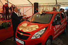 Plakat im Festzelt, der Chevrolet Orlando

Die 3 Z`widern mit viertem Mann

Früh übt sich wer ein Rennfahrer werden will

aber sich für ein Auto zu entscheiden ist schwer

Fuhrpark der KFZ-Mayer in Mauerham

Fuhrpark der KFZ-Mayer in Mauerham

Fuhrpark der KFZ-Mayer in Mauerham

Der Parkplatz war trotz des schlechten Wetters vollgeparkt

Der Parkplatz war trotz des schlechten Wetters vollgeparkt

Fuhrpark der KFZ-Mayer in Mauerham

Plakate im alten und neuem Chevrolet-Design

Hildegard Mayer beim Systemmarketing Stand

Von den Süßigkeiten war am Ende nichts mehr über

Die Technik vom Systemmarketing Stand ist vorbereitet

Firma Systemmarketing gratuliert zu 20 Jahren KFZ Mayer, mit Blumen...

... und einer großen Flasche Bier

Gar nicht so leicht sie loszulassen

Blumenstrauß und Bier - so gratulieren wir: Systemmarketing GmbH

Gruppenfoto Hildegard und Michael Mayer mit dem Team der Systemmarketing GmbH und Verena

99 Luftballons, aber sie fliegen noch nicht am Horizont

Links Hindernissparcours für die Rauschbrille und geradeaus das Festzelt

CardioZone & Adventuressport

Adventure-Sport Stand 

Die Neuwagenausstellung im Keller war eine Besichtigung wert

Die 3 Z`widern

Die Belegschaft von KFZ-Mayer zur allgemeinen Begrüßung auf der Bühne

Die Belegschaft von KFZ-Mayer zur allgemeinen Begrüßung auf der Bühne

Der Systemmarketing Stand war gut besucht

Der Systemmarketing Stand war gut besucht

Herr Steiner erhielt zum 60. Geburtstag ein Präsent von KFZ-Mayer

und von der Systemmarketing GmbH einen Gutschein für ein Wellness-Wochenende

KFZ-Mayer und Systemmarketing GmbH wünschten dem Geburtstagskind alles Gute

Das Fest war gut besucht

Noch schnell mal einen Soundcheck

Die Band von Claudia Koreck steht schon bereit

Claudia Koreck und Band sorgten für Stimmung im Festzelt

Claudia Koreck und Band sorgten für Stimmung im Festzelt

Claudia Koreck und Band sorgten für Stimmung im Festzelt

Das ganze Zelt war voll

Nebst interessierten, auch desinteressierte Gesichter

Claudia Koreck und Band

Claudia Koreck und Band

Nach dem Konzert eine kleine Ansprache von Hans Mayer

Ein Dank an die Familie Graewert und Koreck für gute Zusammenarbeit

Blumen für die Damen, Rucksäcke für die Herren und das BobbyCar für den Nachwuchs

Kurze Worte von Moderator Hans Mayer

Die 3 Z`widern

Die 3 Z`widern

Vor der Preisverteilung wurde der 1. Preis ins Festzelt gefahren

Kurze Worte zum Ablauf und begrüßung der Notare

Ehrung der 1. Kunden die ein ganzes Auto gekauft haben

Diese 2 haben richtig geschätzt wieviele Bälle im Chevrolet Orlando waren: 138 Stück

Glücksfee Verena darf gleich die Lose ziehen

Michael Mayer auf der Bühne

Ein paar Worte vom Notar zur Verlosung

Michael Mayer liest gleich die gezogenen Nummern vor

Mitarbeiter von KFZ-Mayer holen jeweils die Preise aus dem Auto

Ablauf einer Glücksfee: Nummer ziehen und dem Notar zeigen

Warten auf den Gewinner

Michael und Hans Mayer hatten viel Spaß bei der Moderation

Obligatorischer Nummern-Vergleich und notieren der Adresse der Gewinner/in

Schön weggucken und ne neue Nummer ziehen

Nummer zum vorlesen überreichen

Blumenschmuck auf der Bühne

Blumenschmuck auf der Bühne

Warten auf die neue Ziehung: Beide Notare, Hildegard Mayer und Glücksfee Verena

Insgesamt gab es 30 Preise zu gewinnen

Kurze Erfrischung auf der Bühne

Und weiter im Programm

Die Besucher im Zelt warten schon gespannt auf die nächste Nummer

Langsam nähern wir uns dem Ende

Insgesamt gab es mehr weibliche als männliche Gewinner

Nächster Preis: Rucksäcke mit Inhalt

Nummernvergleich beim Notar und gleich danch erhält der Gewinner seinen Picknickkorb

Michael Mayer bei der nächsten Nummer

Und wieder ein Gewinner

Wer im Zelt keinen Platz mehr hatte stand vorm Eingang

Prost

Prost

Spannung pur

Kleine Pause mit einer Darbietung von den 3 Z`widern

das nächste Los

Warten auf den Gewinner

Wer sich wohl meldet

Gespannte Gesichter

Durch eine kurzfristige Spende gabs zwei zweite Preise

Der 1. zweite Preis ein Gutschein für ein Wellness Wochenende

Ziehung des 2. zweiten Preises

Nummernübergabe

Der 2. zweite Preis war ein Rundflug mit dem Xcitor 

Ums spannend zu machen: Pause vorm großen Finale

Instruktionen an die Glücksfee

Applaus an die 3 Z´widern

Schön weggucken beim Gewinnerlos

Dem Notar zur Ansicht zeigen

Alles in Ordnung, jetzt kanns gleich verlesen werden

So, wer ist wohl der glückliche Gewinner?

Blick in die Runde wo der Gewinner auftaucht.

Kurzes Warten auf den Gewinner

Foto mit dem Gewinner des Chevrolet Sparks mit Michael und Hildegard Mayer und Glücksfee Verena

Nach der Verlosung wurde das Zelt schnell leerer

Das Wort geht an den Herrn Notar

Abschließende Worte von Moderator Hans Mayer

Begutachtung des Gewinns

Probesitzen

Wie sich unser Gewinner jetzt wohl fühlt !?

Der Tag danach - soviele Geschenke gab es

Was für ein Wetter - das hätte man gestern haben müssen

Fuhrpark im Sonnenschein

Vereinzelt stehen noch Autos auf dem Parkplatz

Wir bedanken uns bei allen Besuchern - es war ein tolles Fest