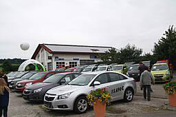 Plakat im Festzelt, der Chevrolet Orlando

Die 3 Z`widern mit viertem Mann

Früh übt sich wer ein Rennfahrer werden will

aber sich für ein Auto zu entscheiden ist schwer

Fuhrpark der KFZ-Mayer in Mauerham

Fuhrpark der KFZ-Mayer in Mauerham

Fuhrpark der KFZ-Mayer in Mauerham

Der Parkplatz war trotz des schlechten Wetters vollgeparkt

Der Parkplatz war trotz des schlechten Wetters vollgeparkt

Fuhrpark der KFZ-Mayer in Mauerham

Plakate im alten und neuem Chevrolet-Design

Hildegard Mayer beim Systemmarketing Stand

Von den Süßigkeiten war am Ende nichts mehr über

Die Technik vom Systemmarketing Stand ist vorbereitet

Firma Systemmarketing gratuliert zu 20 Jahren KFZ Mayer, mit Blumen...

... und einer großen Flasche Bier

Gar nicht so leicht sie loszulassen

Blumenstrauß und Bier - so gratulieren wir: Systemmarketing GmbH

Gruppenfoto Hildegard und Michael Mayer mit dem Team der Systemmarketing GmbH und Verena

99 Luftballons, aber sie fliegen noch nicht am Horizont

Links Hindernissparcours für die Rauschbrille und geradeaus das Festzelt

CardioZone & Adventuressport

Adventure-Sport Stand 

Die Neuwagenausstellung im Keller war eine Besichtigung wert

Die 3 Z`widern

Die Belegschaft von KFZ-Mayer zur allgemeinen Begrüßung auf der Bühne

Die Belegschaft von KFZ-Mayer zur allgemeinen Begrüßung auf der Bühne

Der Systemmarketing Stand war gut besucht

Der Systemmarketing Stand war gut besucht

Herr Steiner erhielt zum 60. Geburtstag ein Präsent von KFZ-Mayer

und von der Systemmarketing GmbH einen Gutschein für ein Wellness-Wochenende

KFZ-Mayer und Systemmarketing GmbH wünschten dem Geburtstagskind alles Gute

Das Fest war gut besucht

Noch schnell mal einen Soundcheck

Die Band von Claudia Koreck steht schon bereit

Claudia Koreck und Band sorgten für Stimmung im Festzelt

Claudia Koreck und Band sorgten für Stimmung im Festzelt

Claudia Koreck und Band sorgten für Stimmung im Festzelt

Das ganze Zelt war voll

Nebst interessierten, auch desinteressierte Gesichter

Claudia Koreck und Band

Claudia Koreck und Band

Nach dem Konzert eine kleine Ansprache von Hans Mayer

Ein Dank an die Familie Graewert und Koreck für gute Zusammenarbeit

Blumen für die Damen, Rucksäcke für die Herren und das BobbyCar für den Nachwuchs

Kurze Worte von Moderator Hans Mayer

Die 3 Z`widern

Die 3 Z`widern

Vor der Preisverteilung wurde der 1. Preis ins Festzelt gefahren

Kurze Worte zum Ablauf und begrüßung der Notare

Ehrung der 1. Kunden die ein ganzes Auto gekauft haben

Diese 2 haben richtig geschätzt wieviele Bälle im Chevrolet Orlando waren: 138 Stück

Glücksfee Verena darf gleich die Lose ziehen

Michael Mayer auf der Bühne

Ein paar Worte vom Notar zur Verlosung

Michael Mayer liest gleich die gezogenen Nummern vor

Mitarbeiter von KFZ-Mayer holen jeweils die Preise aus dem Auto

Ablauf einer Glücksfee: Nummer ziehen und dem Notar zeigen

Warten auf den Gewinner

Michael und Hans Mayer hatten viel Spaß bei der Moderation

Obligatorischer Nummern-Vergleich und notieren der Adresse der Gewinner/in

Schön weggucken und ne neue Nummer ziehen

Nummer zum vorlesen überreichen

Blumenschmuck auf der Bühne

Blumenschmuck auf der Bühne

Warten auf die neue Ziehung: Beide Notare, Hildegard Mayer und Glücksfee Verena

Insgesamt gab es 30 Preise zu gewinnen

Kurze Erfrischung auf der Bühne

Und weiter im Programm

Die Besucher im Zelt warten schon gespannt auf die nächste Nummer

Langsam nähern wir uns dem Ende

Insgesamt gab es mehr weibliche als männliche Gewinner

Nächster Preis: Rucksäcke mit Inhalt

Nummernvergleich beim Notar und gleich danch erhält der Gewinner seinen Picknickkorb

Michael Mayer bei der nächsten Nummer

Und wieder ein Gewinner

Wer im Zelt keinen Platz mehr hatte stand vorm Eingang

Prost

Prost

Spannung pur

Kleine Pause mit einer Darbietung von den 3 Z`widern

das nächste Los

Warten auf den Gewinner

Wer sich wohl meldet

Gespannte Gesichter

Durch eine kurzfristige Spende gabs zwei zweite Preise

Der 1. zweite Preis ein Gutschein für ein Wellness Wochenende

Ziehung des 2. zweiten Preises

Nummernübergabe

Der 2. zweite Preis war ein Rundflug mit dem Xcitor 

Ums spannend zu machen: Pause vorm großen Finale

Instruktionen an die Glücksfee

Applaus an die 3 Z´widern

Schön weggucken beim Gewinnerlos

Dem Notar zur Ansicht zeigen

Alles in Ordnung, jetzt kanns gleich verlesen werden

So, wer ist wohl der glückliche Gewinner?

Blick in die Runde wo der Gewinner auftaucht.

Kurzes Warten auf den Gewinner

Foto mit dem Gewinner des Chevrolet Sparks mit Michael und Hildegard Mayer und Glücksfee Verena

Nach der Verlosung wurde das Zelt schnell leerer

Das Wort geht an den Herrn Notar

Abschließende Worte von Moderator Hans Mayer

Begutachtung des Gewinns

Probesitzen

Wie sich unser Gewinner jetzt wohl fühlt !?

Der Tag danach - soviele Geschenke gab es

Was für ein Wetter - das hätte man gestern haben müssen

Fuhrpark im Sonnenschein

Vereinzelt stehen noch Autos auf dem Parkplatz

Wir bedanken uns bei allen Besuchern - es war ein tolles Fest