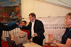 Plakat im Festzelt, der Chevrolet Orlando

Die 3 Z`widern mit viertem Mann

Früh übt sich wer ein Rennfahrer werden will

aber sich für ein Auto zu entscheiden ist schwer

Fuhrpark der KFZ-Mayer in Mauerham

Fuhrpark der KFZ-Mayer in Mauerham

Fuhrpark der KFZ-Mayer in Mauerham

Der Parkplatz war trotz des schlechten Wetters vollgeparkt

Der Parkplatz war trotz des schlechten Wetters vollgeparkt

Fuhrpark der KFZ-Mayer in Mauerham

Plakate im alten und neuem Chevrolet-Design

Hildegard Mayer beim Systemmarketing Stand

Von den Süßigkeiten war am Ende nichts mehr über

Die Technik vom Systemmarketing Stand ist vorbereitet

Firma Systemmarketing gratuliert zu 20 Jahren KFZ Mayer, mit Blumen...

... und einer großen Flasche Bier

Gar nicht so leicht sie loszulassen

Blumenstrauß und Bier - so gratulieren wir: Systemmarketing GmbH

Gruppenfoto Hildegard und Michael Mayer mit dem Team der Systemmarketing GmbH und Verena

99 Luftballons, aber sie fliegen noch nicht am Horizont

Links Hindernissparcours für die Rauschbrille und geradeaus das Festzelt

CardioZone & Adventuressport

Adventure-Sport Stand 

Die Neuwagenausstellung im Keller war eine Besichtigung wert

Die 3 Z`widern

Die Belegschaft von KFZ-Mayer zur allgemeinen Begrüßung auf der Bühne

Die Belegschaft von KFZ-Mayer zur allgemeinen Begrüßung auf der Bühne

Der Systemmarketing Stand war gut besucht

Der Systemmarketing Stand war gut besucht

Herr Steiner erhielt zum 60. Geburtstag ein Präsent von KFZ-Mayer

und von der Systemmarketing GmbH einen Gutschein für ein Wellness-Wochenende

KFZ-Mayer und Systemmarketing GmbH wünschten dem Geburtstagskind alles Gute

Das Fest war gut besucht

Noch schnell mal einen Soundcheck

Die Band von Claudia Koreck steht schon bereit

Claudia Koreck und Band sorgten für Stimmung im Festzelt

Claudia Koreck und Band sorgten für Stimmung im Festzelt

Claudia Koreck und Band sorgten für Stimmung im Festzelt

Das ganze Zelt war voll

Nebst interessierten, auch desinteressierte Gesichter

Claudia Koreck und Band

Claudia Koreck und Band

Nach dem Konzert eine kleine Ansprache von Hans Mayer

Ein Dank an die Familie Graewert und Koreck für gute Zusammenarbeit

Blumen für die Damen, Rucksäcke für die Herren und das BobbyCar für den Nachwuchs

Kurze Worte von Moderator Hans Mayer

Die 3 Z`widern

Die 3 Z`widern

Vor der Preisverteilung wurde der 1. Preis ins Festzelt gefahren

Kurze Worte zum Ablauf und begrüßung der Notare

Ehrung der 1. Kunden die ein ganzes Auto gekauft haben

Diese 2 haben richtig geschätzt wieviele Bälle im Chevrolet Orlando waren: 138 Stück

Glücksfee Verena darf gleich die Lose ziehen

Michael Mayer auf der Bühne

Ein paar Worte vom Notar zur Verlosung

Michael Mayer liest gleich die gezogenen Nummern vor

Mitarbeiter von KFZ-Mayer holen jeweils die Preise aus dem Auto

Ablauf einer Glücksfee: Nummer ziehen und dem Notar zeigen

Warten auf den Gewinner

Michael und Hans Mayer hatten viel Spaß bei der Moderation

Obligatorischer Nummern-Vergleich und notieren der Adresse der Gewinner/in

Schön weggucken und ne neue Nummer ziehen

Nummer zum vorlesen überreichen

Blumenschmuck auf der Bühne

Blumenschmuck auf der Bühne

Warten auf die neue Ziehung: Beide Notare, Hildegard Mayer und Glücksfee Verena

Insgesamt gab es 30 Preise zu gewinnen

Kurze Erfrischung auf der Bühne

Und weiter im Programm

Die Besucher im Zelt warten schon gespannt auf die nächste Nummer

Langsam nähern wir uns dem Ende

Insgesamt gab es mehr weibliche als männliche Gewinner

Nächster Preis: Rucksäcke mit Inhalt

Nummernvergleich beim Notar und gleich danch erhält der Gewinner seinen Picknickkorb

Michael Mayer bei der nächsten Nummer

Und wieder ein Gewinner

Wer im Zelt keinen Platz mehr hatte stand vorm Eingang

Prost

Prost

Spannung pur

Kleine Pause mit einer Darbietung von den 3 Z`widern

das nächste Los

Warten auf den Gewinner

Wer sich wohl meldet

Gespannte Gesichter

Durch eine kurzfristige Spende gabs zwei zweite Preise

Der 1. zweite Preis ein Gutschein für ein Wellness Wochenende

Ziehung des 2. zweiten Preises

Nummernübergabe

Der 2. zweite Preis war ein Rundflug mit dem Xcitor 

Ums spannend zu machen: Pause vorm großen Finale

Instruktionen an die Glücksfee

Applaus an die 3 Z´widern

Schön weggucken beim Gewinnerlos

Dem Notar zur Ansicht zeigen

Alles in Ordnung, jetzt kanns gleich verlesen werden

So, wer ist wohl der glückliche Gewinner?

Blick in die Runde wo der Gewinner auftaucht.

Kurzes Warten auf den Gewinner

Foto mit dem Gewinner des Chevrolet Sparks mit Michael und Hildegard Mayer und Glücksfee Verena

Nach der Verlosung wurde das Zelt schnell leerer

Das Wort geht an den Herrn Notar

Abschließende Worte von Moderator Hans Mayer

Begutachtung des Gewinns

Probesitzen

Wie sich unser Gewinner jetzt wohl fühlt !?

Der Tag danach - soviele Geschenke gab es

Was für ein Wetter - das hätte man gestern haben müssen

Fuhrpark im Sonnenschein

Vereinzelt stehen noch Autos auf dem Parkplatz

Wir bedanken uns bei allen Besuchern - es war ein tolles Fest